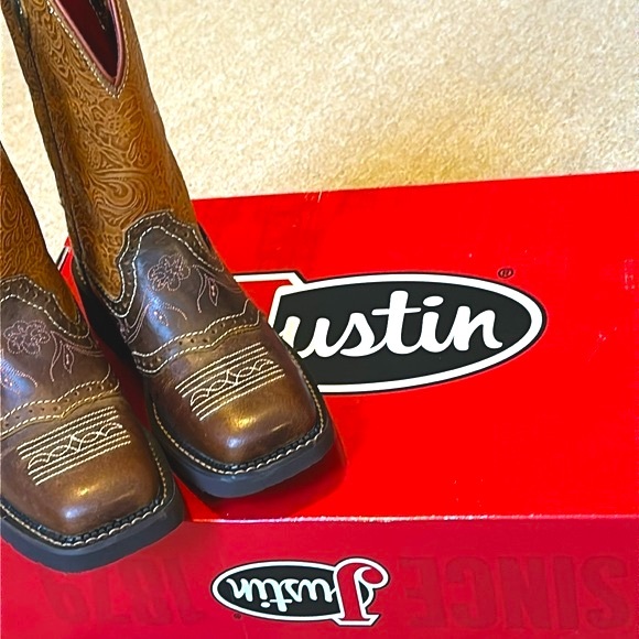 NEW! Justin Boots - women’s size 6 - embossed flowers - tan frenzy - Picture 2 of 14
